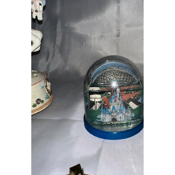 LOT OF VINTAGE MUSIC BOXES TOYO SINGED S, L AND SNOW GLOBES CHRISTMAS UNICORN - Picture 5 of 10